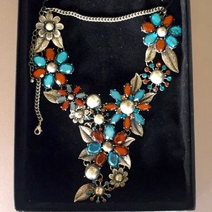 Metal necklace with turquoise/amber color stones